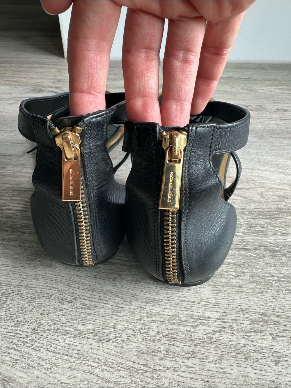 Michael Kors Winslow Sandals
black/gold leather Gladiator lock tassel t-strap 8 - Picture 5 of 10